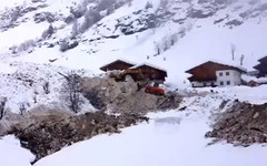 Aufräumarbeiten nach Lawinenabgang in Pilz